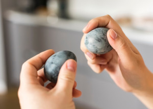 Video: Rodina otevřela 9 let staré velikonoční vejce. Neměli to dělat