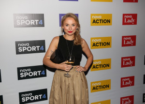 Shopaholic Nicol má po třídenním porodu trauma. Snaží se jej stále vytěsnit z hlavy