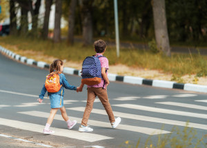 Školáky přecházející přes přechod pro chodce dělil od tragédie zlomek sekundy. Pořízené video je varováním pro všechny