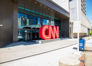 Smutná zpráva pro televizní svět: Zemřela slavná politická komentátorka, její tělo našli na ulici