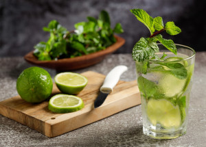 Tři recepty na nealko mojito, které musíte vyzkoušet: Klasické, jahodové a s granátovým jablkem