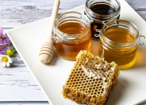 Jak poznat kvalitní med od falešného? Pomohou vám domácí testy pravosti medu