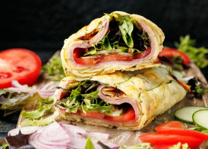 Recept na virální cuketový wrap ovládl sociální sítě. Stačí pár surovin a za 20 minut máte lehký oběd