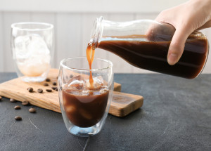 Zapomeňte na ledovou kávu. Hitem léta je cold brew, které si snadno připravíte doma