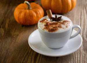 Podzimní nápoje, které vás zahřejí: Připravte si skořicové latté, maple latte a chai latte