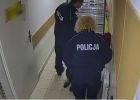 Policistka si navlékla gumovou rukavici. To, co udělá za chvíli, otřese s úplně každým!