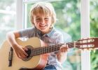 Jak zbavit své dítě závislosti na tabletu? Veďte jej ke hře na hudební nástroj
