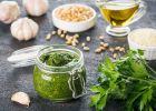 Báječné pesto do těstovin i pod maso: Připravíte jej z bylinek i plevele