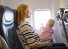 Žena nemohla v letadle uklidnit své plačící dítě: Zatímco ostatní cestující zuřili, cizí maminka jí nabídla pomoc