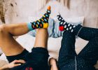 Co s lichými ponožkami, které nemáte do páru? Využijte je jako prachovku nebo chránič hrnečku