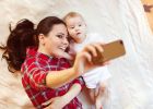 Takto vypadá skutečné mateřství: Maminka nafotila pomocí selfie tyče svůj běžný den s miminkem