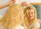 Mastí se vám nadměrně vlasy? Příčinu hledejte v nezdravém životním stylu i stresu