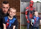 Britský táta, který má syna s autismem, se převléká do kostýmu Spidermana: Pomáhá mu tím zvládat jeho nálady