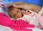 Háčkované chobotničky pomáhají nedonošeným miminkům: Nedonošeňátka se tak stále cítí jako u mámy v bříšku