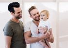 Homosexuální pár z Argentiny si adoptoval holčičku s HIV. Tu před nimi odmítlo 10 klasických rodin