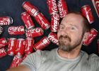 Neobvyklý experiment: Muž pil celý měsíc 10 plechovek coly denně