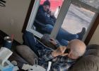 V domově pro seniory jsou zakázané návštěvy, Charlie Johnson však tátu vidí každý den. Telefonují si přes okno