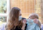Roušky jsou pro miminka rizikové. Čím je nahradit v případě nutnosti