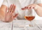WHO varuje: Pití alkoholu vás neochrání před koronavirem, snižuje naopak vaši imunitu
