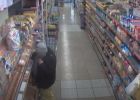 Šokující záběry z obchodu ve Svitavách: Muž se vymočil do pečiva