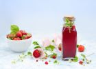 Jahodový sirup za studena chutná v domácí limonádě i ředěný vodou. Jeho přípravu zvládne každý
