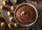 Domácí nutella se vám rozplyne na jazyku. Vyzkoušejte recept s lískovými oříšky i veganskou verzi bez ořechů