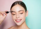 Krásně upravené obočí je základ. Slaďte jej s tvarem svého obličeje