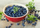 Jak zpracovat borůvky: Upečte si hrnkový koláč s drobenkou, připravte domácí zmrzlinu nebo vyrobte sirup za studena