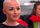 Žena s alopecií si během prvního rande sundala paruku. Video ukazuje, jak reagoval její partner