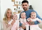 Britští manželé počali přirozenou cestou trojčata. K odlišení svých holčiček používají lak na nehty
