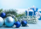 Barvou Vánoc 2020 je klasická modrá. Nadčasový modrý odstín sluší vánočnímu stromečku i sváteční tabuli