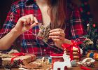 7 nápadů na vánoční dekorace, které zvládnete vyrobit doma. Z papíru, dřeva, sklenice nebo třpytek