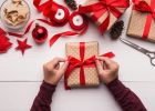 Jak zabalit vánoční dárek snadno a rychle? Tajemství je v ohýbání rohů balicího papíru do tvaru dopisní obálky