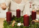 Zlatá neděle se nese ve znamení tradic. Na adventním věnci zapalujeme andělskou svíčku a stavíme betlémy