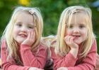 Jednovaječné britské holčičky Leah a Erin jsou zrcadlová dvojčata. V čem jsou výjimečné?
