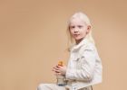 Izraelská fotografka Julia Taits zachycuje kouzlo žen, mužů a dětí s albinismem. Jejich nadpozemská krása je dechberoucí