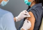 Žena po očkování druhou dávkou AstraZenecy ztratila hlas. Tento postvakcinační syndrom je vzácný, shodují se odborníci