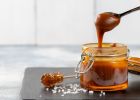 Slaný karamel z 6 ingrediencí, který zůstane stále tekutý: Tento jednoduchý recept chutná v dezertech nebo jen tak