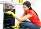 Jak vyčistit troubu od připálenin? Pomůže ocet, jedlá soda i tablety do myčky
