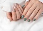 Nehtové trendy podzimu 2022: Vsaďte na olivově zelenou nebo tmavě šedou bez příkras