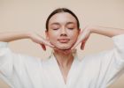 Obličejová jóga: Cvičení, díky kterému dáte vráskám sbohem