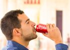 Pití Coca-Coly nebo Pepsi zvětšuje varlata, tvrdí vědci. Mají se muži pustit do pravidelného pití colových nápojů?