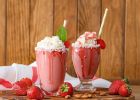 Jahodový koktejl se šlehačkou nikdy neomrzí. Připravte si recept jako z mléčného baru