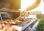 6 pravidel při grilování kuřecího masa. Když je dodržíte, kuře bude šťavnaté a propečené
