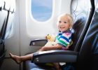 Dítě v letadle jako věčné téma: Matka požádala muže v letadle, aby uvolnil místo u okna jejímu dítěti. On to ale odmítl