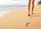 Bosá chůze po písečné pláži je balzámem pro nohy a duši. Vašemu tělu nabízí spoustu zdravotních benefitů