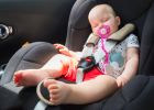 18měsíční batole zůstalo v rozpáleném autě celou noc, ráno jej našli mrtvé. Rodiče jej ve vozidle zapomněli po návratu z večírku