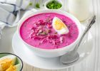 Studená polévka z červené řepy v létě zaručeně osvěží. Připravte si polský chlodnik