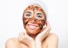 Domácí maska na vyhlazení pleti: Kombinace kávy a banánu působí takřka jako přírodní botox