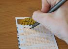 Klikař vyhrál v Eurojackpotu 1,6 miliardy korun. Jaká čísla vsadil?